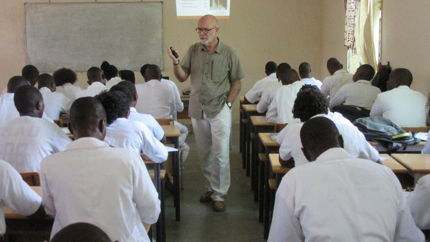Luis López Rivero da clases en la Unizambeze. (CEDIDA)