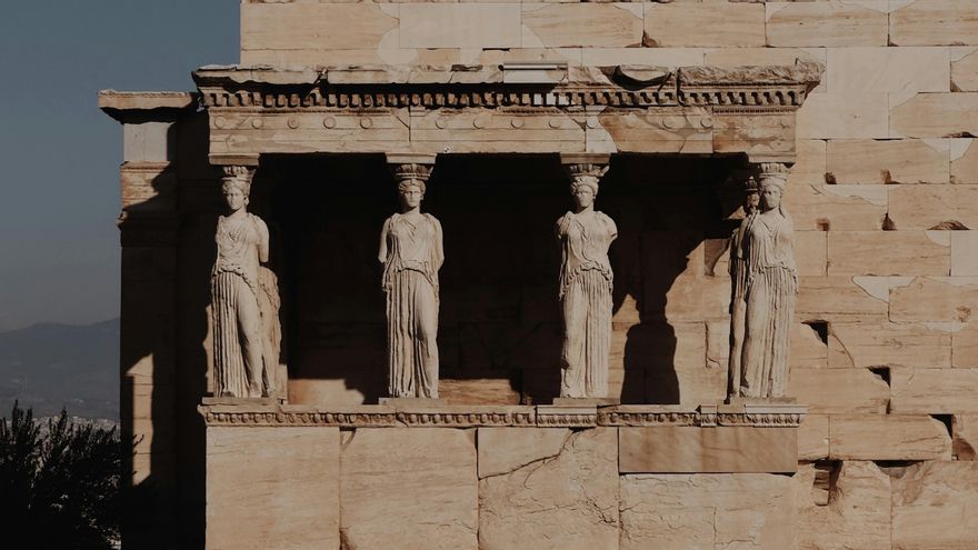 El investigador compara las partes de una galera con los elementos decorativos de los templos