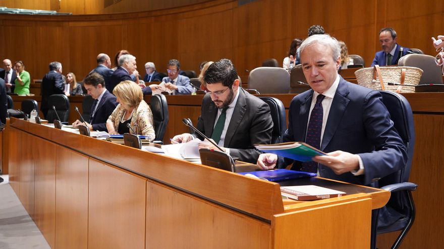 El presidente del Gobierno de Aragón, Jorge Azcón, y el vicepresidente primero, Alejandro Nolasco, en la sesión plenaria de las Cortes.