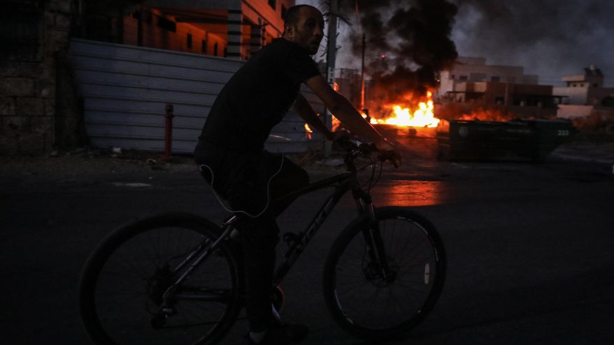 Estalla el frágil equilibrio entre vecinos árabes y judíos en Israel: "La gente sale a la calle buscando violencia"