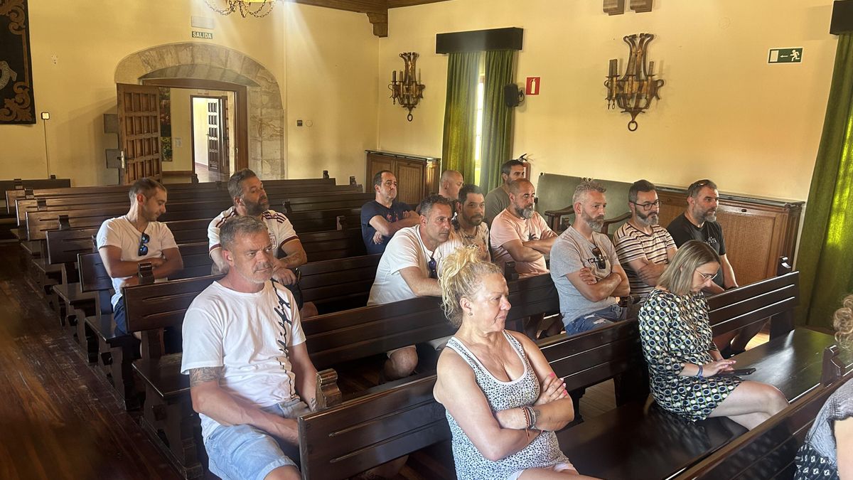 Trabajadores de la fábrica de Prysmian asisten al pleno del Ayuntamiento de Camargo para pedir su apoyo