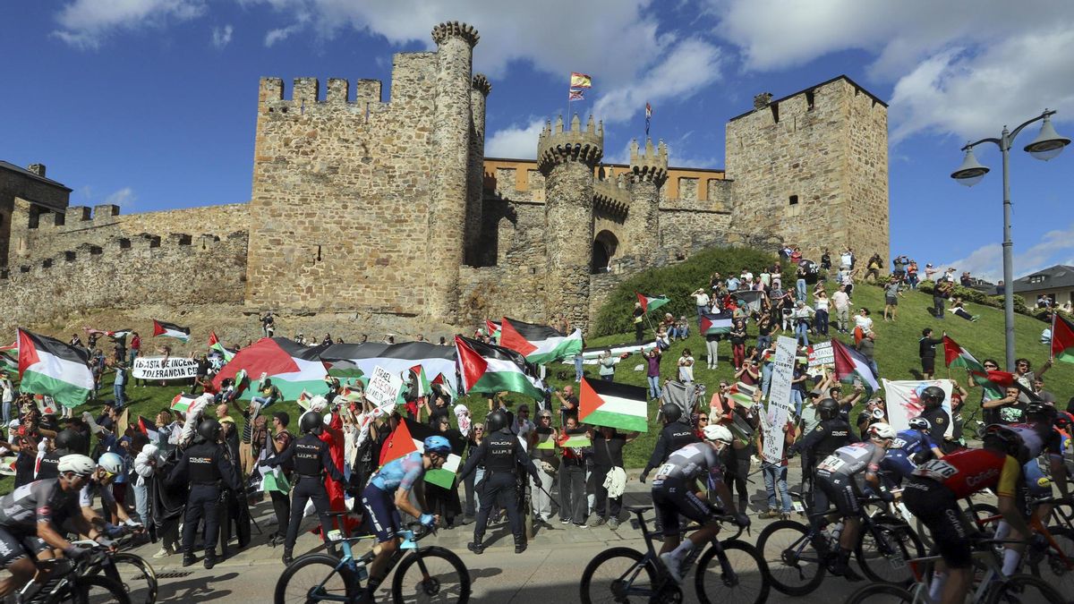 Decenas de personas protestan contra Israel al paso del pelotón por el Castillo de los Templarios en Ponferrada (León), durante la etapa 17 de la Vuelta Ciclista a España.