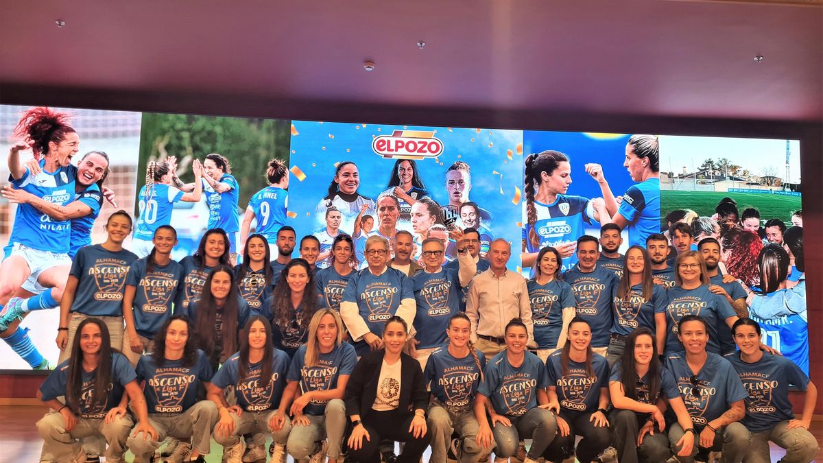 Los integrantes del Alhama Club de Fútbol ElPozo junto al equipo directivo de la compañía de alimentación.