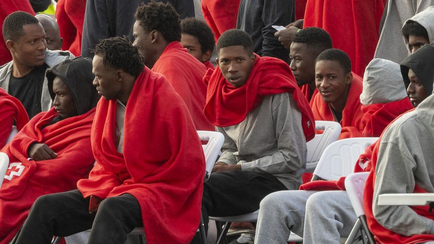 Llegan 56 migrantes por sus propios medios a Gran Canaria y desembarcan a 55 en Lanzarote