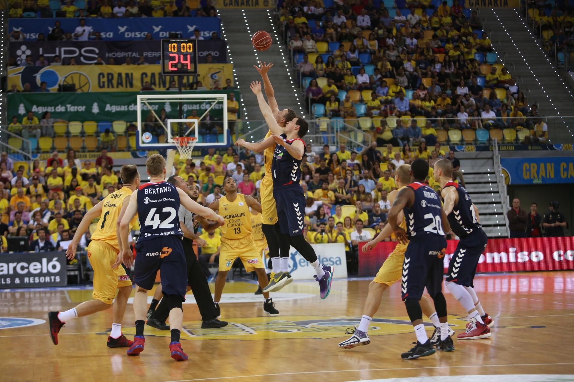 Imágenes del partido de cuartos de final de playoff entre el Granca y el Baskonia. (Alejandro Ramos).