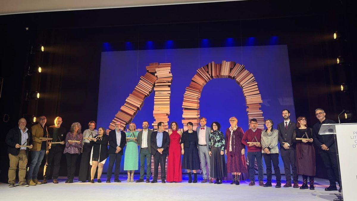 La literatura passeja pels carrers d’Alzira a ritme de batucada en els premis literaris que convoca Bromera