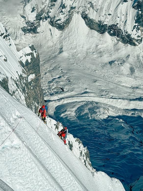 Llegando a la parte final de la pared sur del Numbur peak