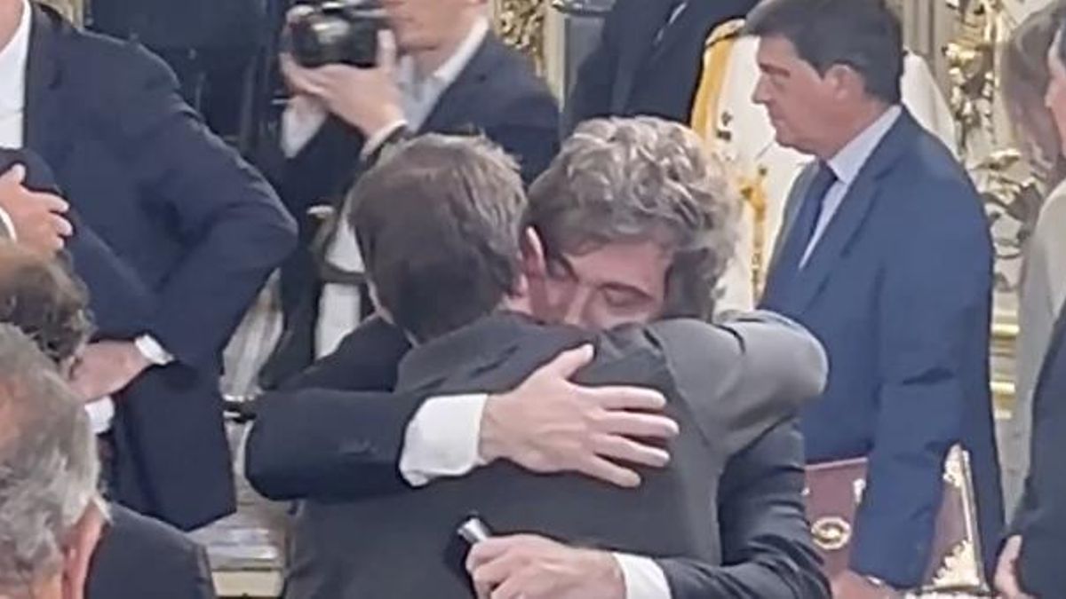 Santiago Caputo se abraza con Javier Milei en la ceremonia de jura de Mahiques.