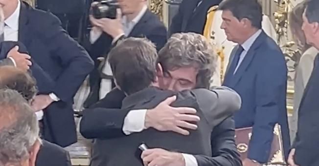 Santiago Caputo se abraza con Javier Milei, este jueves en la ceremonia de jura de Mahiques.