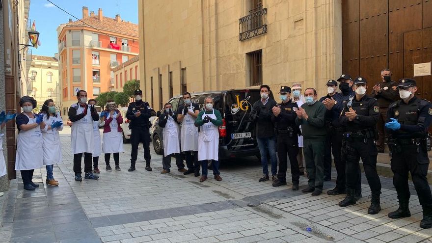 Jamones Galilea dona 500 paquetes de jamón a la Policía, que los ha entregado a la Cocina Económica