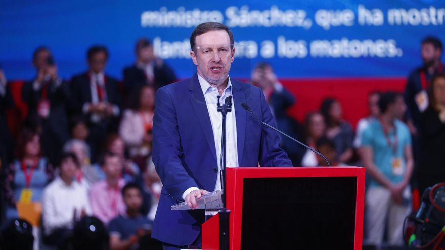 El senador demócrata estadounidense Chris Murphy interviene durante la sesión plenaria que cierra la Global Progressive Mobilisation, este sábado en Barcelona. EFE/ Quique García