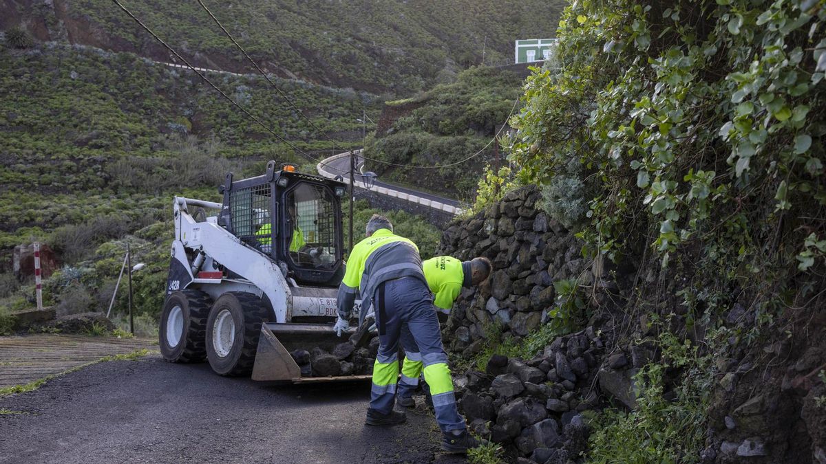 Operarios realizan tareas de limpieza en la zona de Taganana, en Tenerife, donde debido a las lluvias se han producido numerosos desprendimientos de rocas y tierra que han afectado a varios puntos de la vía, los mas importantes a la altura de la playa del Roque