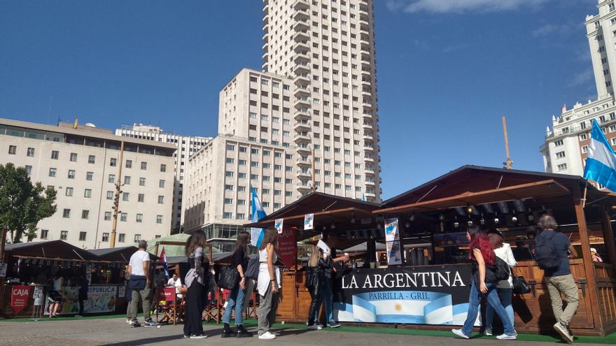 Vecinos de la Plaza España de Madrid, hartos del ‘feriódromo’: “Nos engañaron, el ruido y los olores son insoportables”