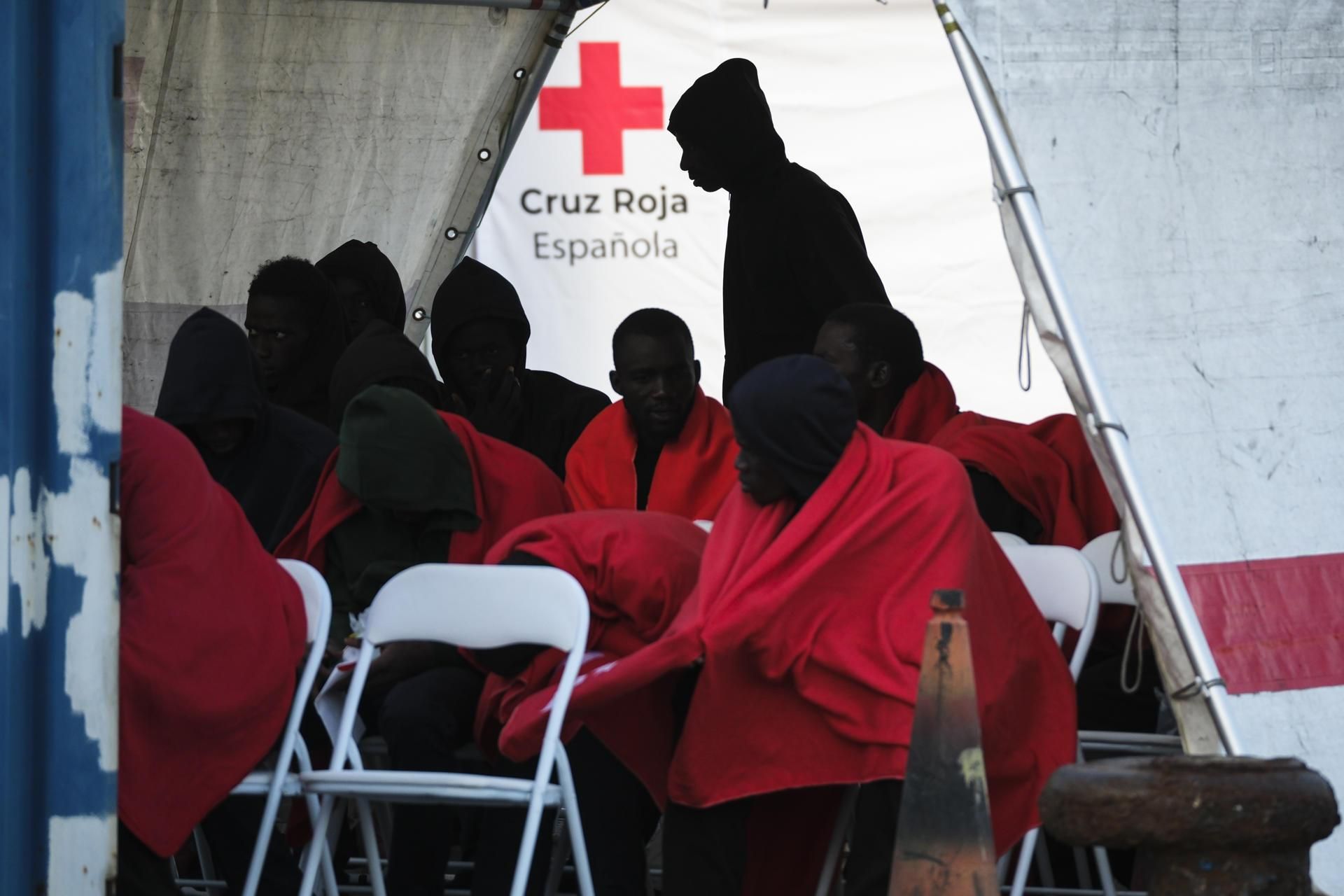 Un dispositivo de emergencias ha atendido este lunes a los 121 ocupantes de un cayuco que fue rescatado cerca de Tenerife por Salvamento Marítimo.