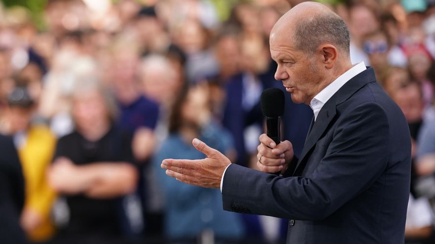 El canciller alemán, Olaf Scholz, durante una rueda de prensa hoy en la Cancillería en Berlín, Alemania. EFE/EPA/CLEMENS BILAN