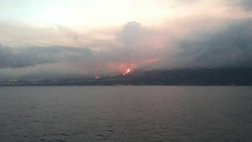 Vista de la erupción desde el mar