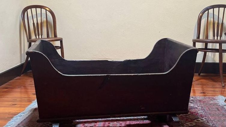 La cuna de Galdós, expuesta en el museo que es hoy su casa natal de Las Palmas de Gran Canaria. El escritor Claudio de la Torre (1895-1973) escribiría sobre ella: "...No se ha descuidado ningún detalle, ni siquiera la curva de su quilla que le permite un ligero vaivén de olas...".