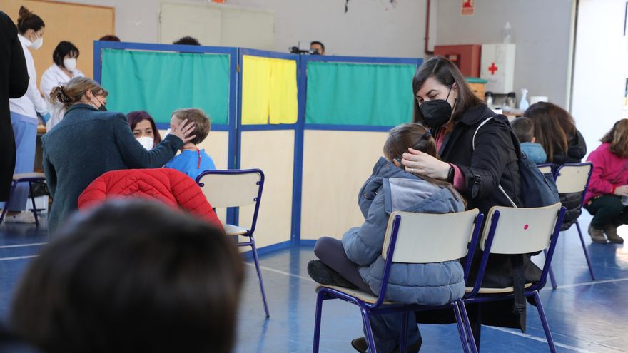 Un momento del proceso de vacunación en el Ceip Campanar de València.