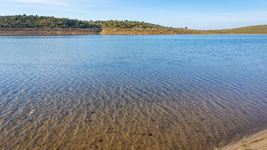 La Playa de Alange cuenta con aparcamientos y merendero, entre otros servicios. 