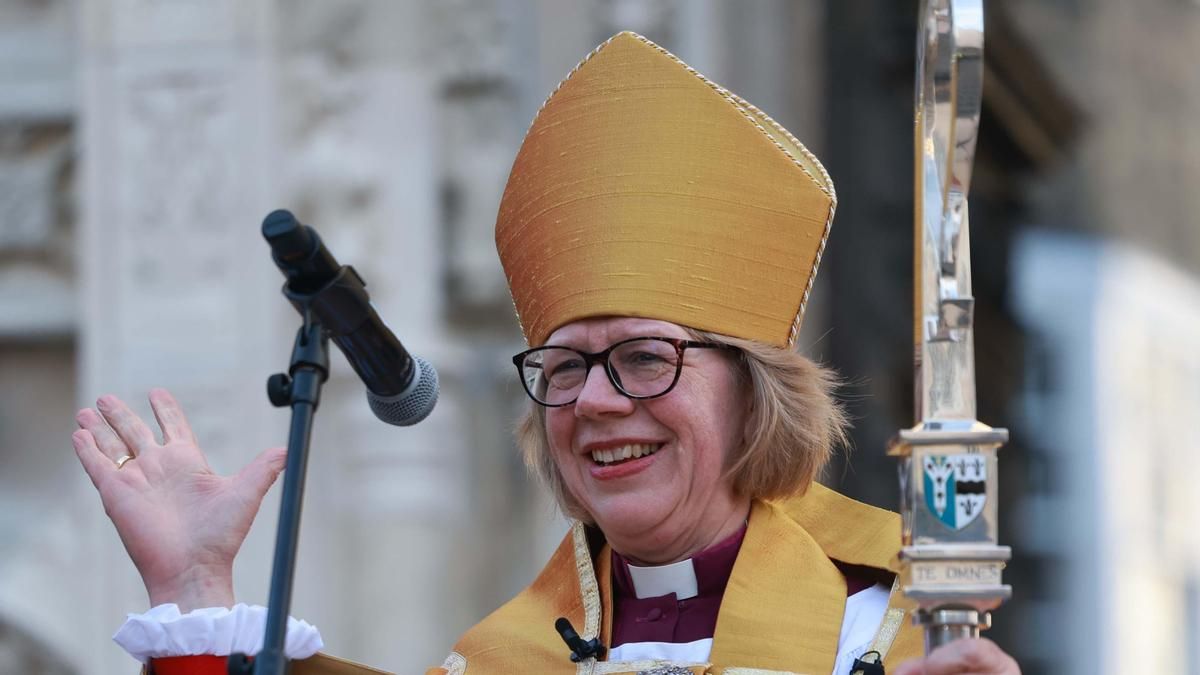 Sarah Mullally parte tras su instalación como arzobispo de Canterbury en la catedral de Canterbury, Reino Unido, 25 de marzo de 2026.