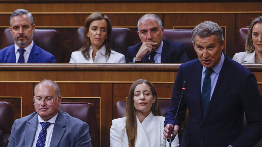 El líder del PP, Alberto Núñez Feijóo, durante su intervención este miércoles en la sesión de control al Ejecutivo.