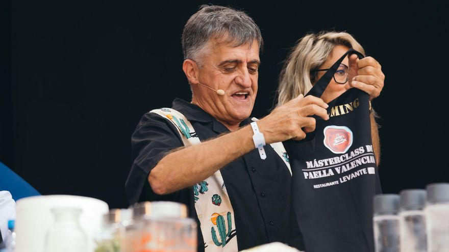 El Gran Wyoming recibe un delantal con su nombre de manos de la cómica valenciana Maria Juan.