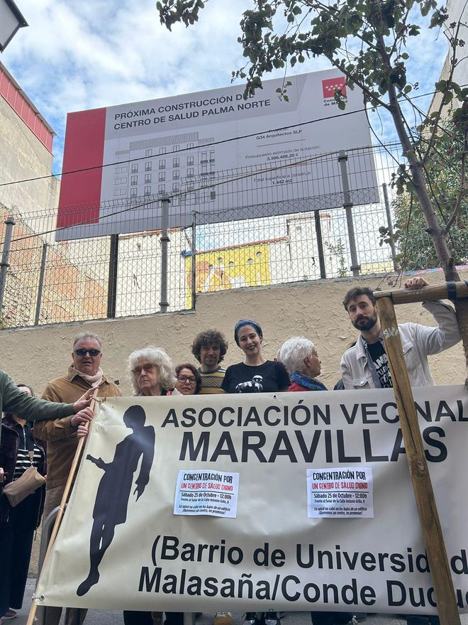 Cartel de la concentración bajo el colocado por la Comunidad de Madrid en 2023 prometiendo el centro de salud