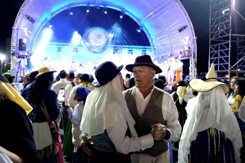 Numerosas parejas en el gran Baile de Taifas de Fuerteventura.