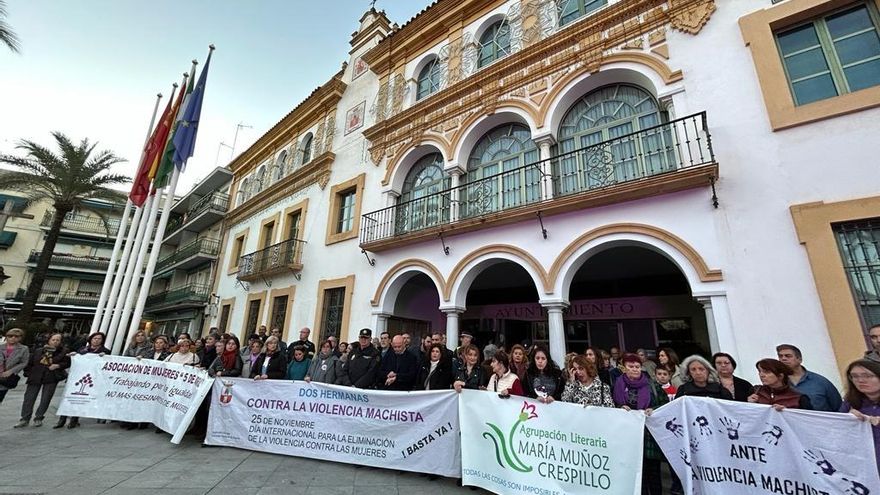 La ciudad de Dos Hermanas (Sevilla) se ha concentrado este sábado con un minuto de silencio ante las puertas del Ayuntamiento como para condenar la muerte de una mujer de 31 años apuñalada por su expareja en Montequinto.