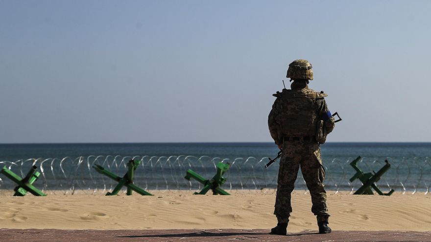 Un soldado monta guardia en una de las playas que rodean la ciudad de Odesa este sábado, preparada con diferentes defensas ante un posible desembarco ruso en el mar Negro. EFE/Manuel Bruque
