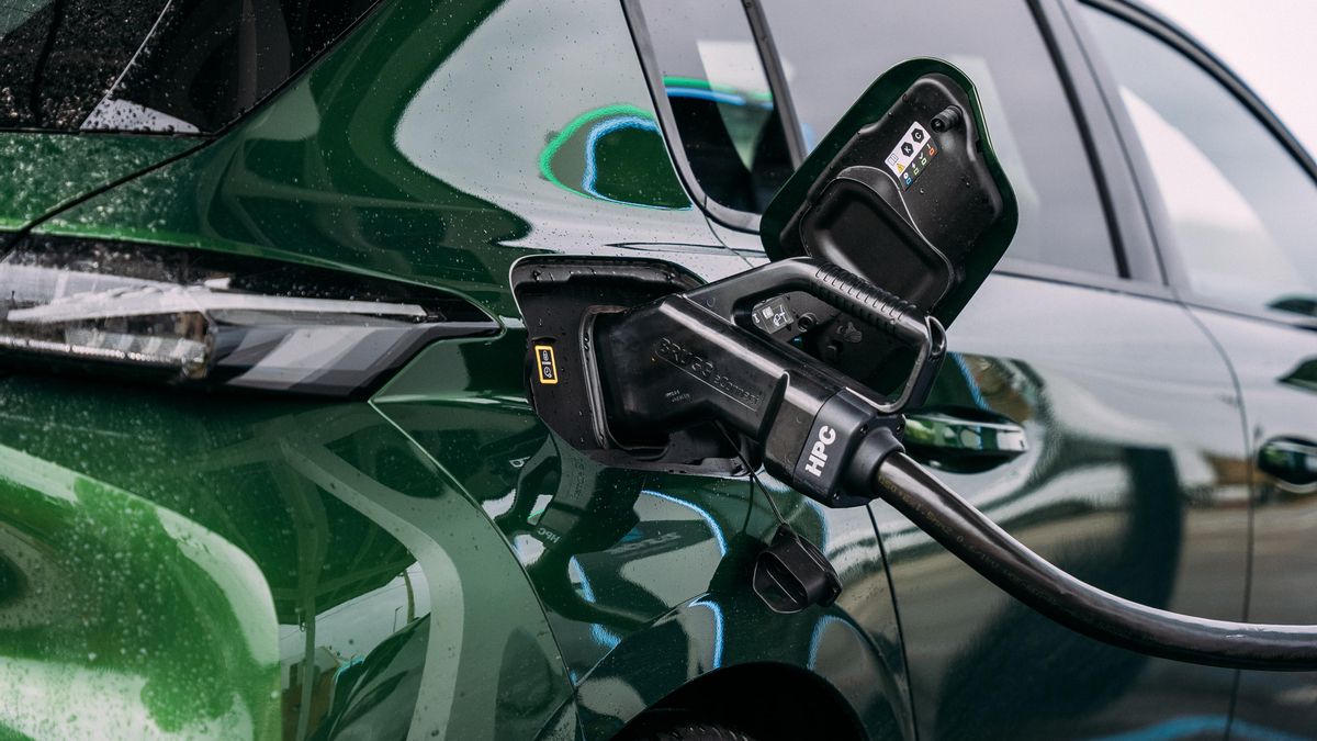 Toma de carga eléctrica del nuevo modelo de Peugeot.