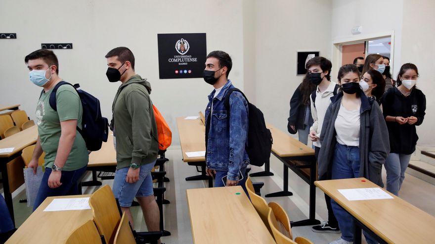 Varios estudiantes en la facultad de Ciencias Económicas y Empresariales de la Universidad Complutense de Madrid, en una imagen de archivo. EFE/Juan Carlos Hidalgo