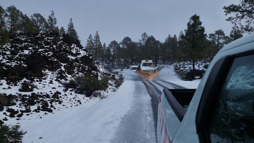 Quitanieves trabajando este viernes en las inmediaciones del Parque Nacional del Teide