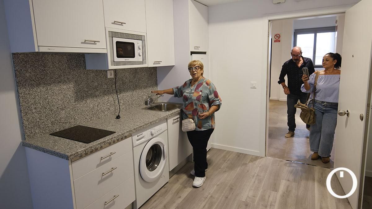 Una de las beneficiarias en su nuevo piso