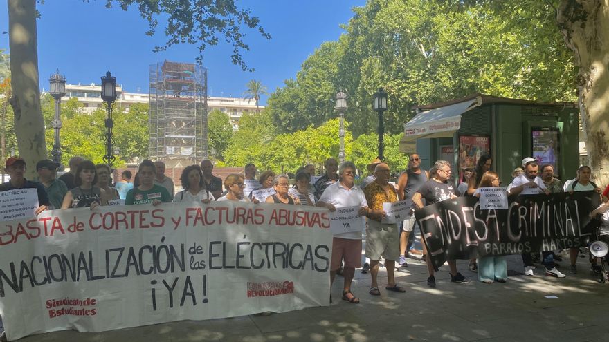 Sanz se compromete con 'Barrios Hartos' a pedir a Endesa una solución a los cortes de luz
