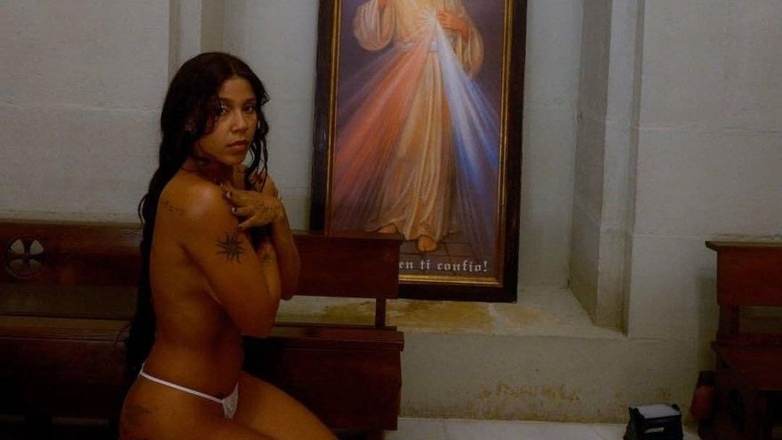 Abogados Cristianos denuncia a la rapera Tokischa por profanación al posar en topless en una iglesia de Donostia