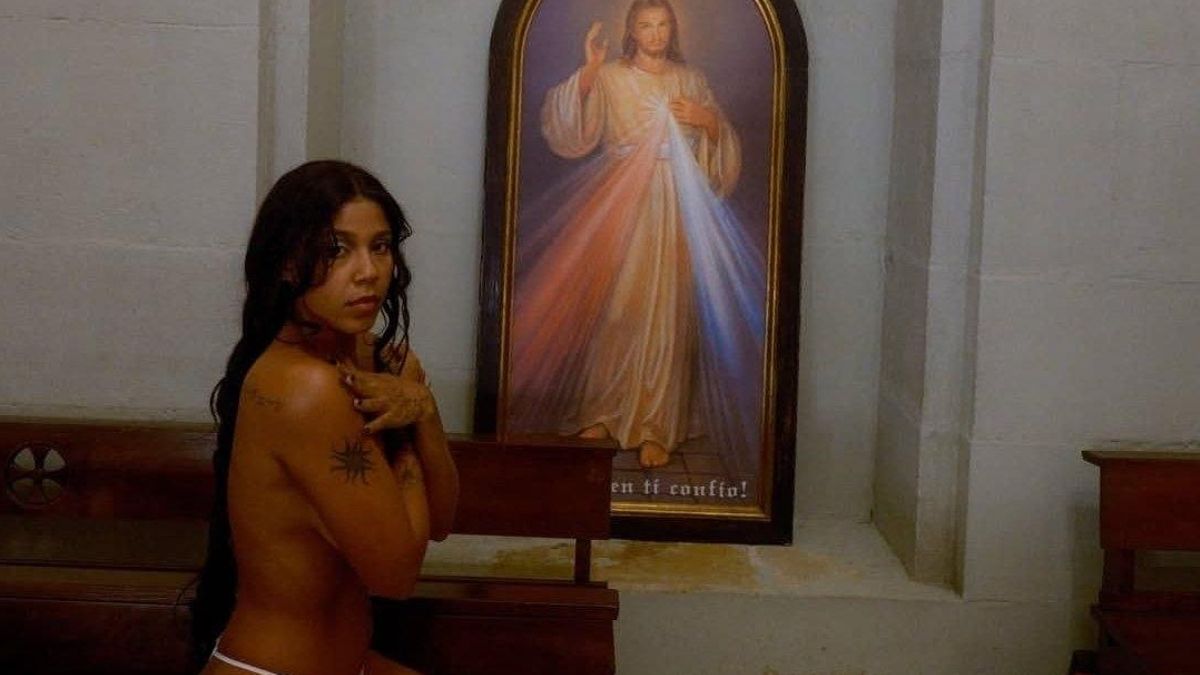 Abogados Cristianos denuncia a la rapera Tokischa por profanación al posar en topless en una iglesia de Donostia