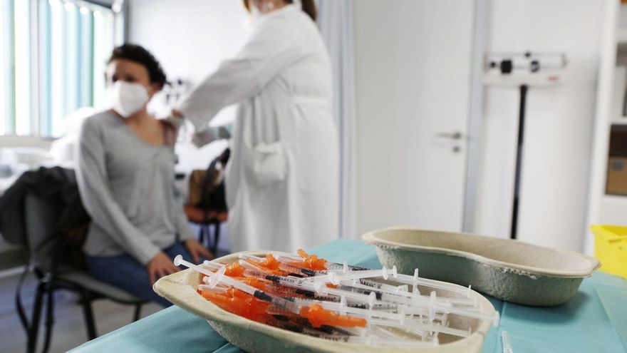 Vacunación en el centro de salud de La Almozara (Zaragoza)