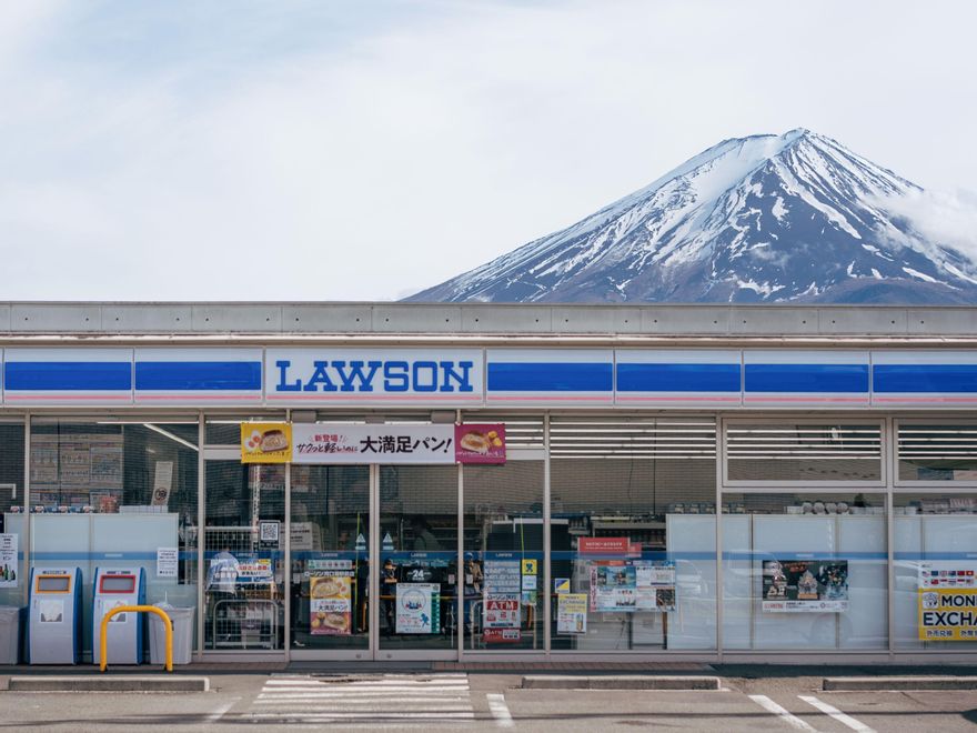 Después de que los turistas abarrotaran la zona para hacer fotografías, se ha instalado una pantalla que bloquea la vista del monte Fuji desde el exterior de la tienda de conveniencia Lawson de Fujikawaguchiko, en Japón.