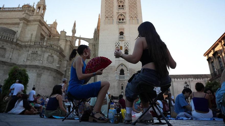A los pies de la Giralda, los vecinos de Sevilla reivindican la plaza tras la polémica cena privada: "Esto es de todos"