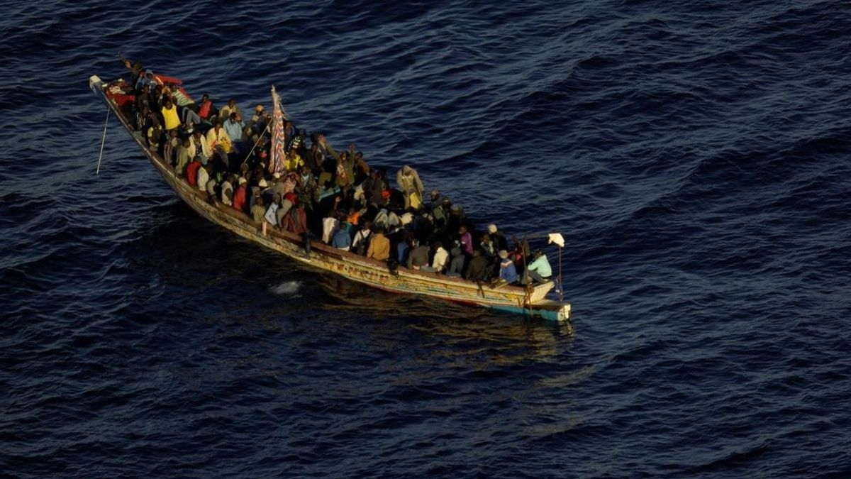 Canarias pide una reunión "urgente" con Pedro Sánchez para reclamar una respuesta común a la inmigración