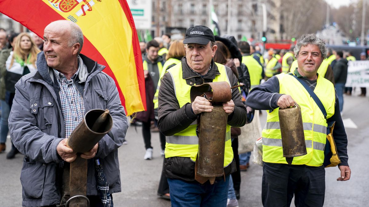 Agricultores y ganaderos protestando ante el Ministerio de Agricultura.