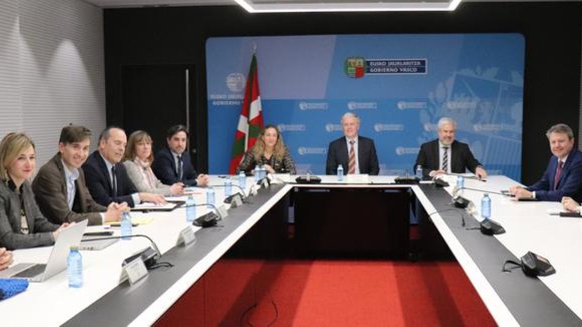 Encuentro entre Gobierno vasco y Diputaciones con responsables del Ministerio de Transportes.