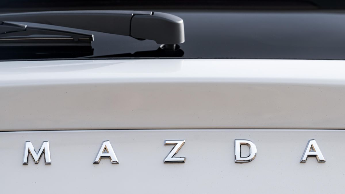 El logo trasero se ha sustituido por la mención de la marca en letras.