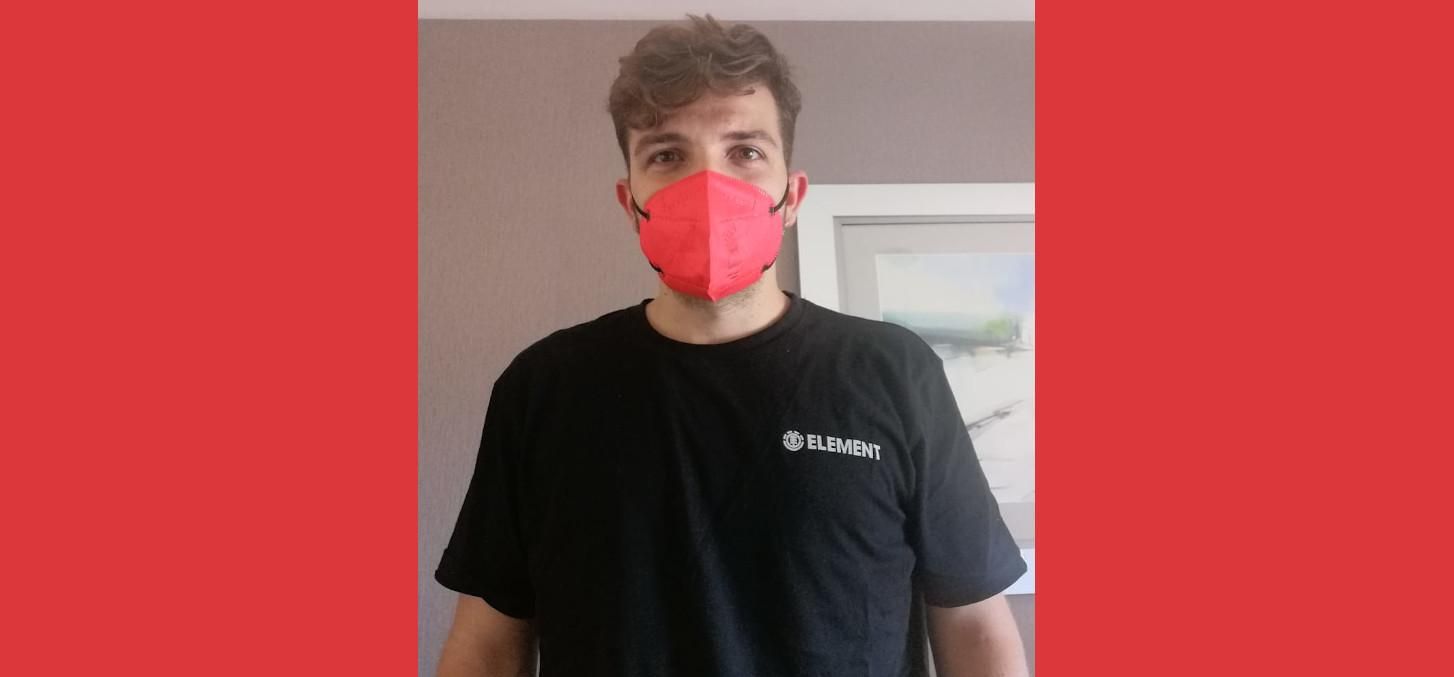 Pablo Sarrión, biotecnólogo de Airnatech, con la misma mascarilla roja que usarán los atletas españoles en los Juegos Olímpicos de Tokio