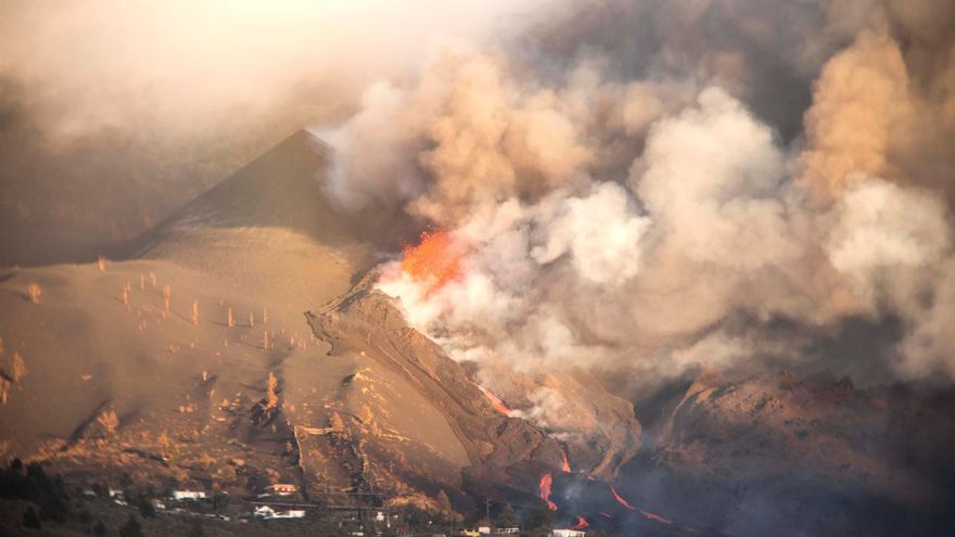 Volcán de La Palma, con la colada emanando desde una boca secundaria en una imagen captada al atardecer del miércoles, 29 de septiembre