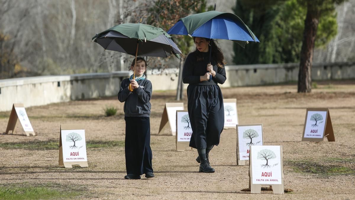 AAVV Axerquía y Regina-Magdalena realizan la actividad 'Aquí falta un árbol' en el Parque de Miraflores