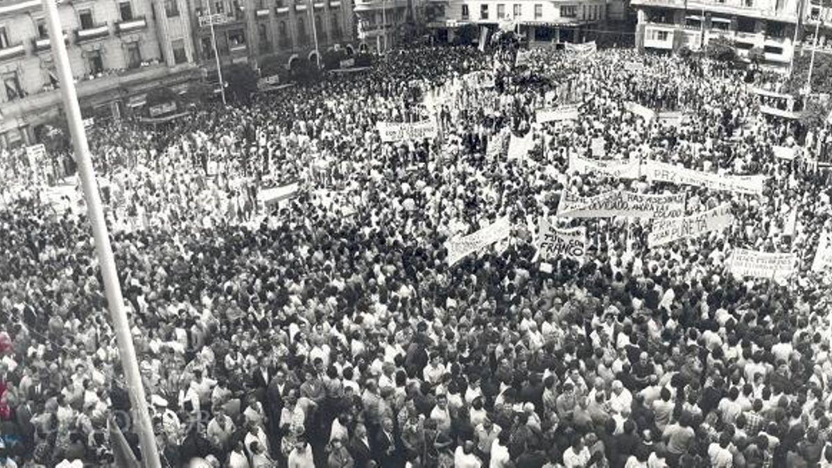 Manifestación a favor de Franco en Las Tendillas en octubre de 1975.