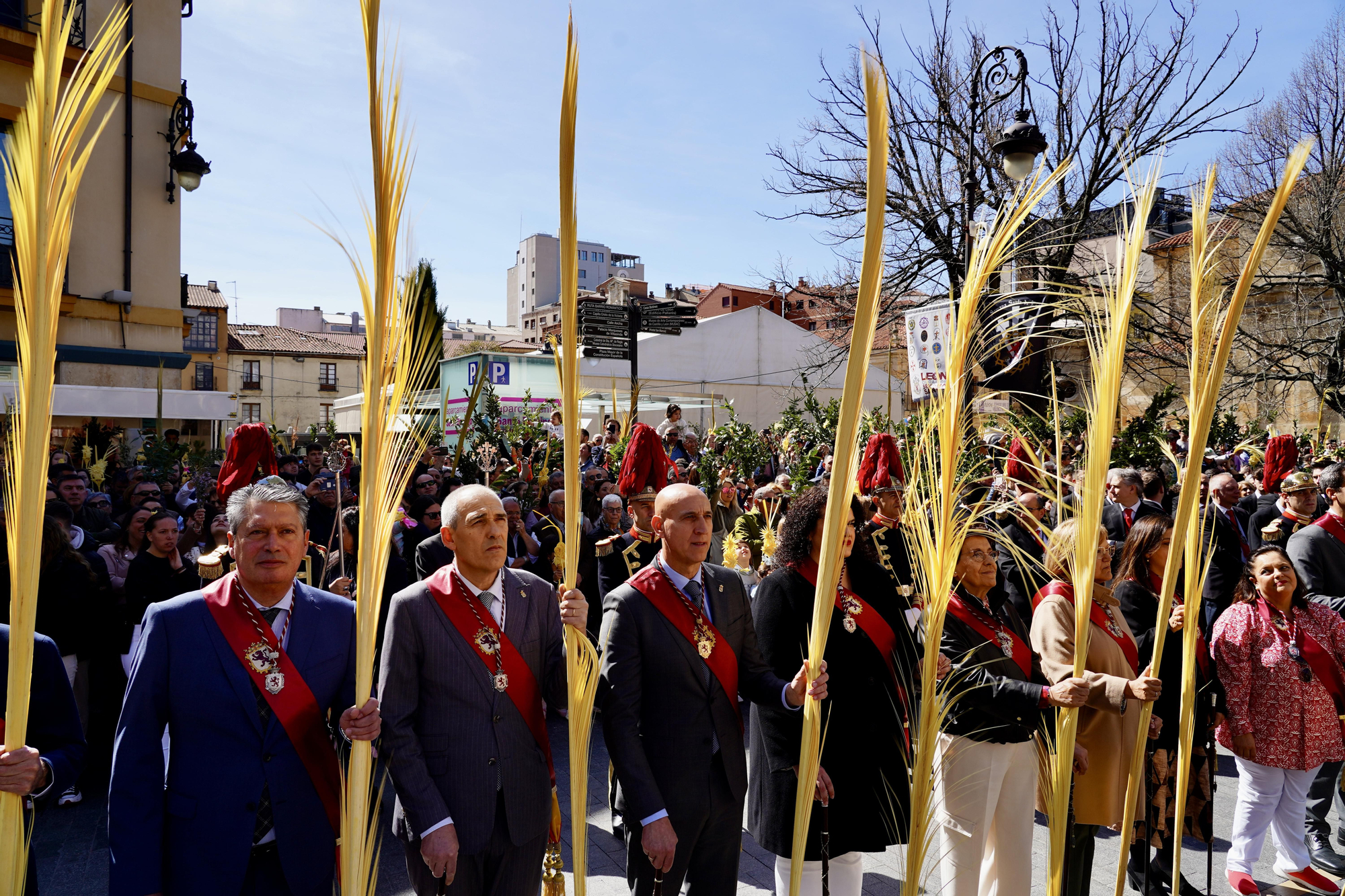 Una procesión de Las Palmas en León bajo el sol y en imágenes