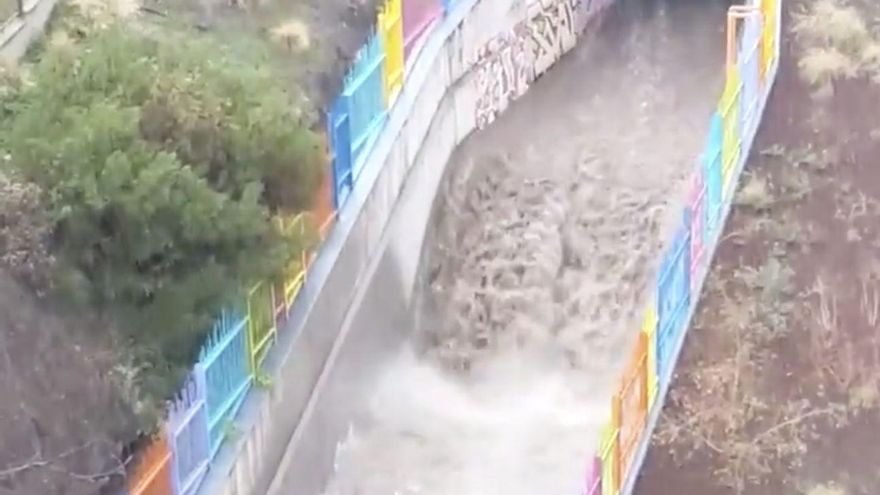 Alcantarillas rebosadas y riadas en Tenerife a causa de la lluvia